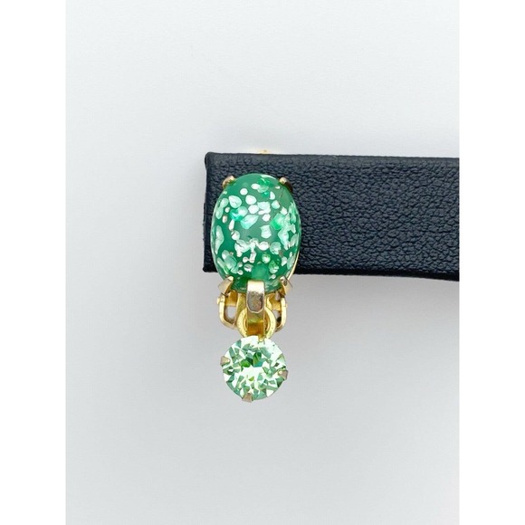 Vintage Green Confetti Glass Cabochon Rhinestone Clip Earrings Gold Tone Glows - Picture 5 of 10